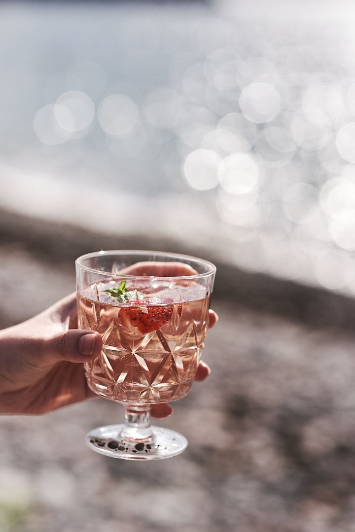 Copa de plástico para picnic Sagaform llena de una refrescante sangría sin alcohol 