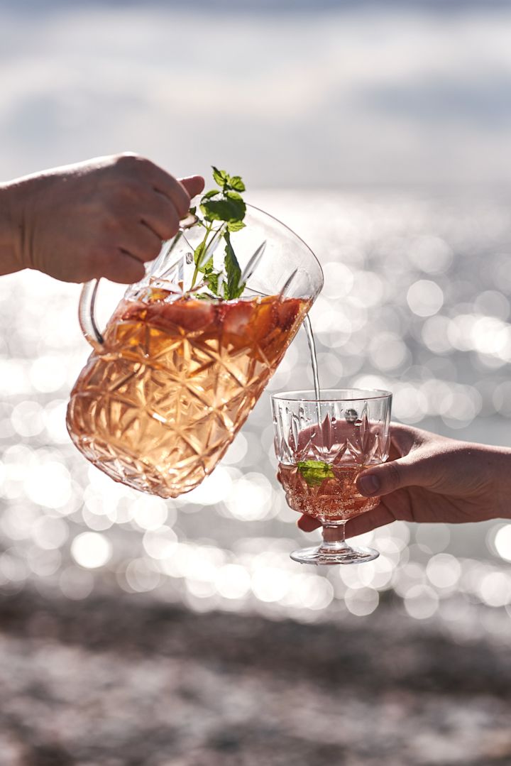 Copa de plástico para picnic Sagaform llena de una refrescante sangría sin alcohol 