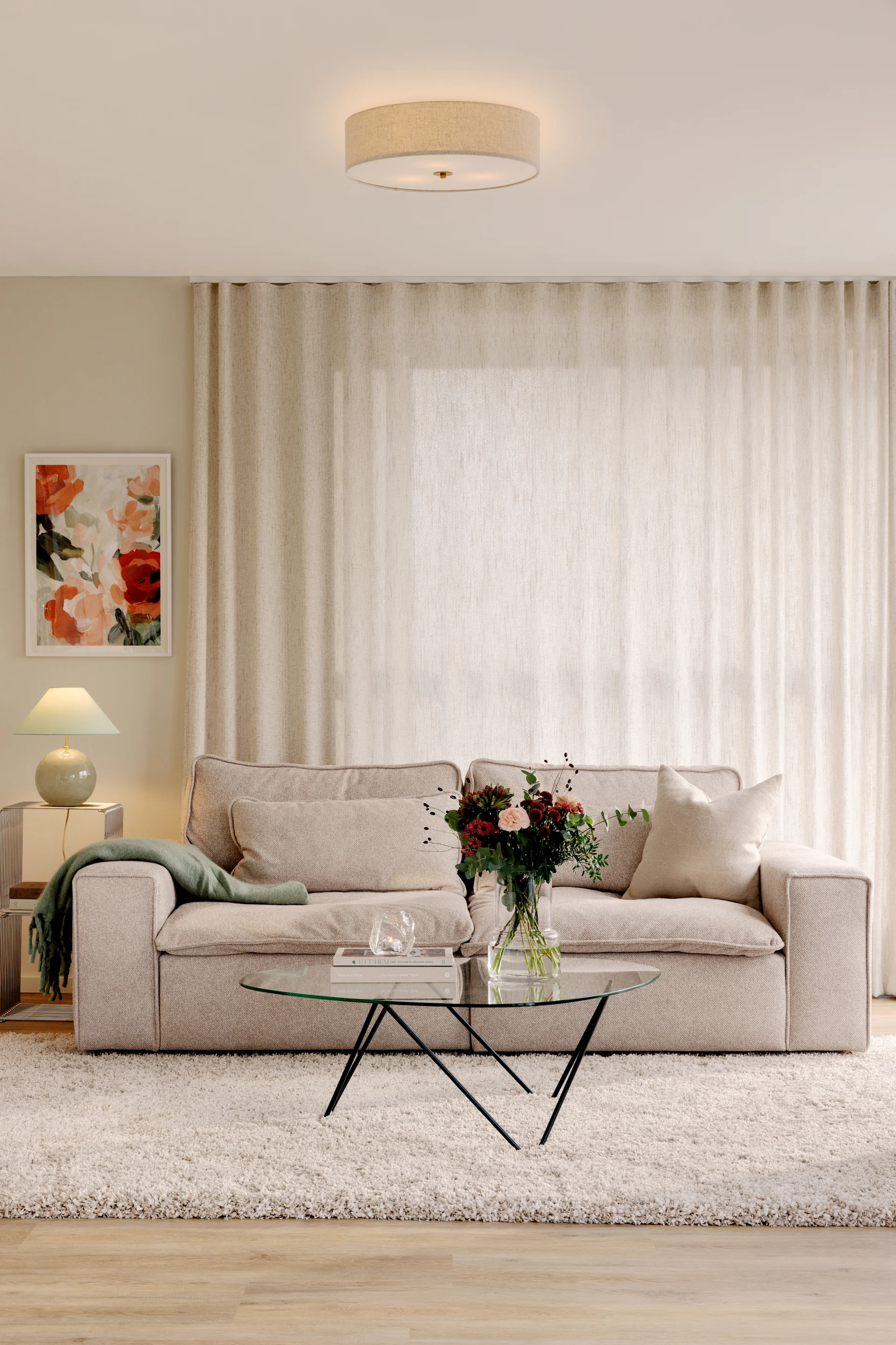 Lámpara de techo para el salón: la lámpara de techo clásica Noah 35 de Globen Lighting está instalada en el techo de un salón acogedor.