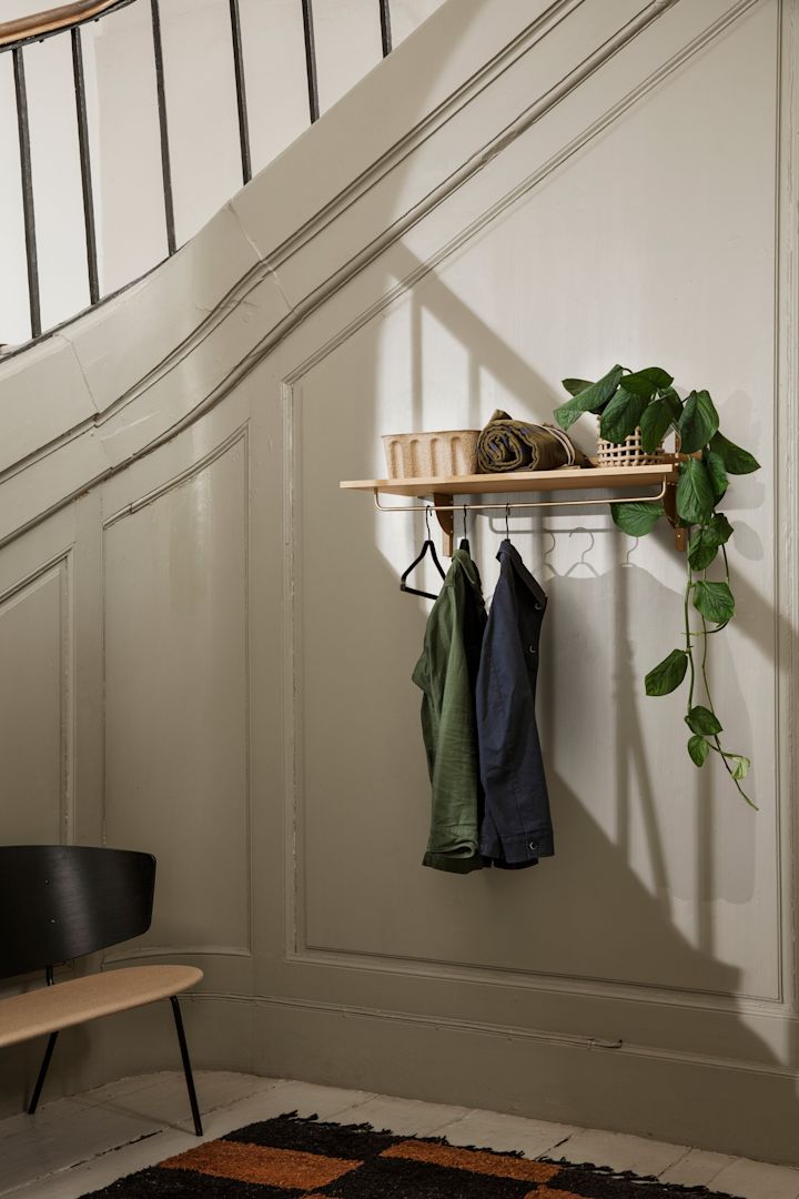 Decorar un pasillo pequeño: inspiración de ferm LIVING para tener el pasillo más organizado con un armario abierto con un estante Sector con una barra para colgar perchas.