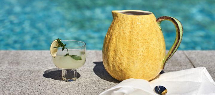 Refrescantes bebidas veraniegas: prueba una refrescante y sabrosa bebida de melón servida en un moderno vaso largo Ripple de Ferm Living.