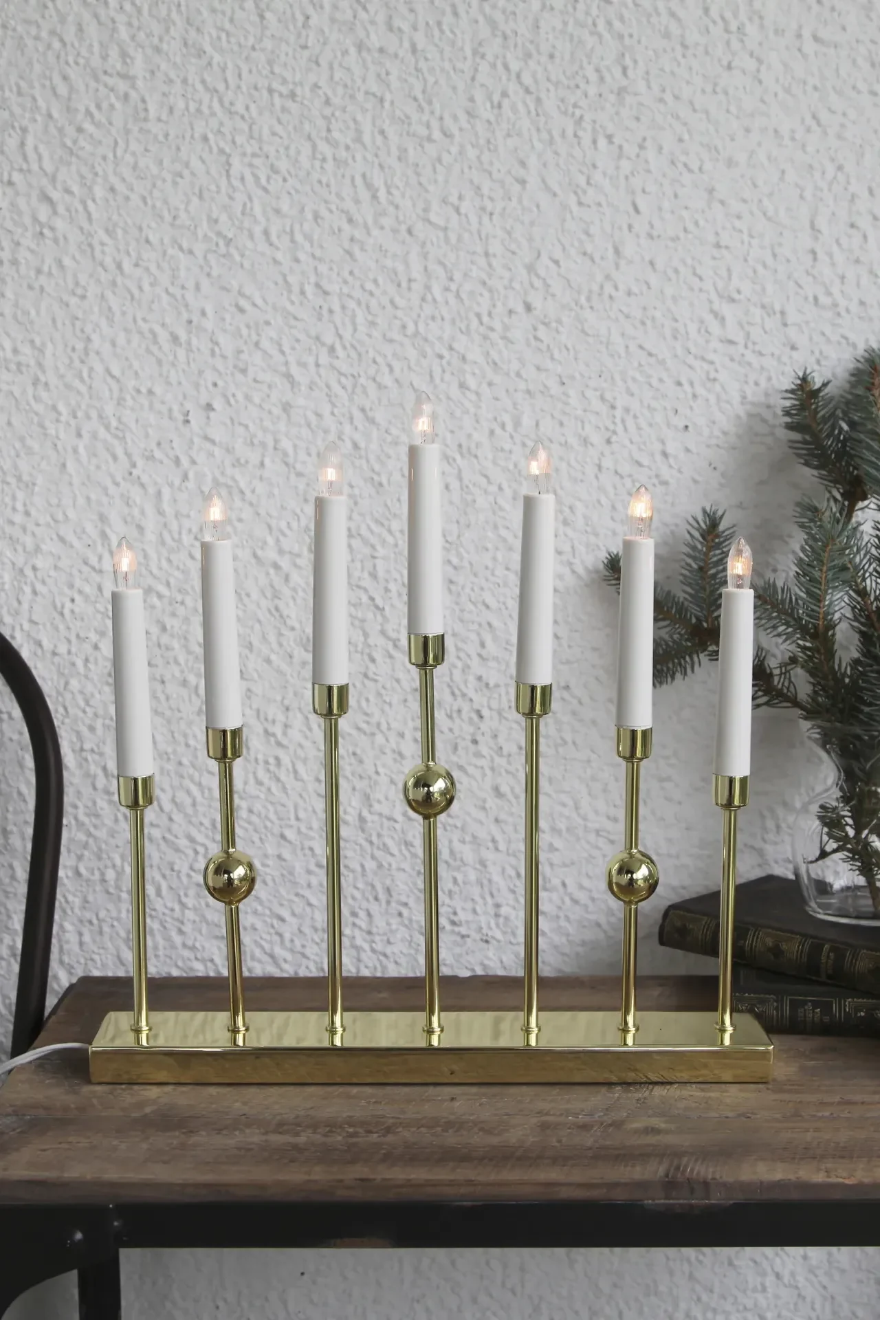 Inspírate con bonitos candelabros de adviento para la Navidad: aquí ves el elegante y festivo candelabro de adviento Circle en oro de Ferm Living.