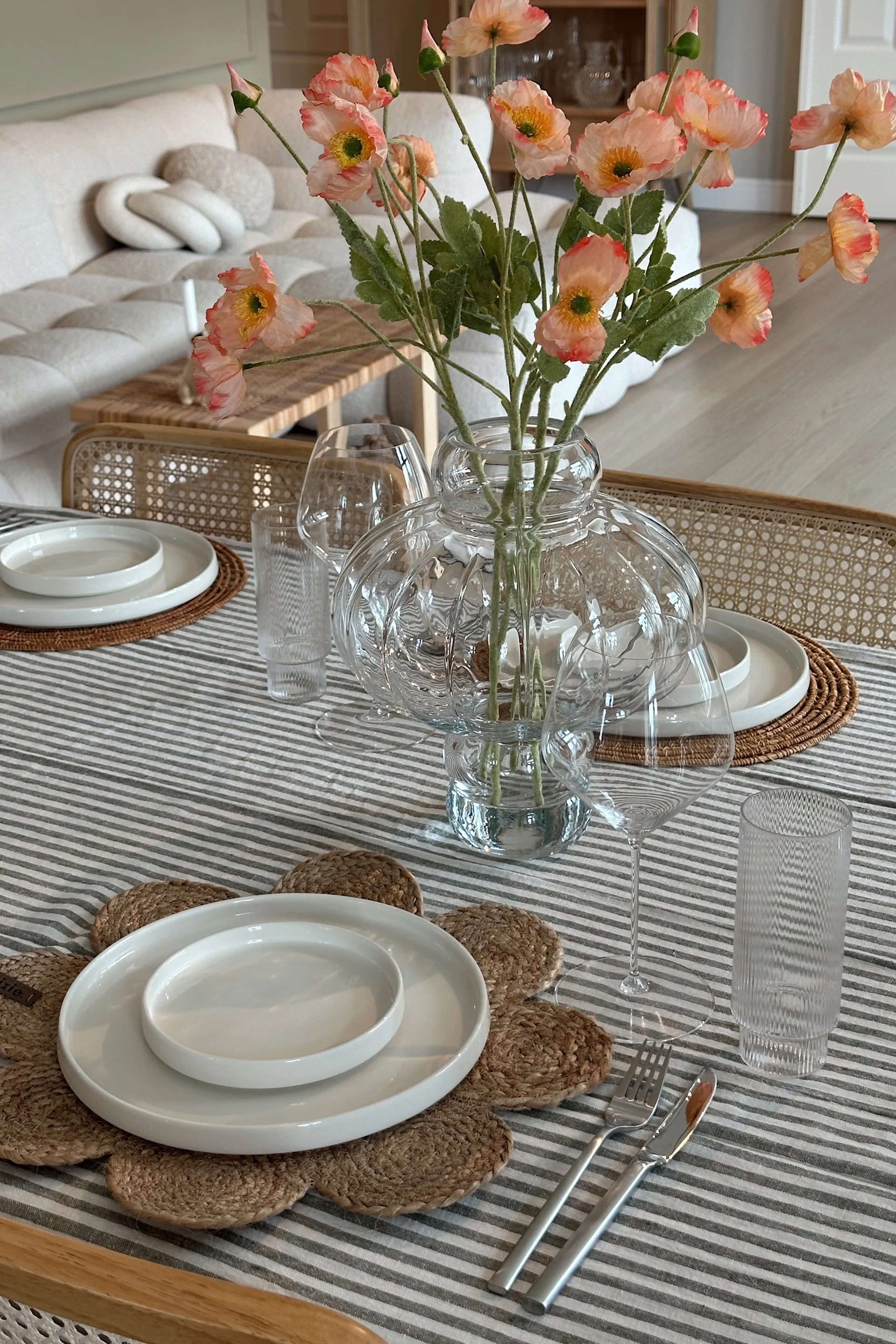 Prepara la mesa para el Midsummer con una elegante vajilla de Scandi Living y salvamanteles de yute en forma de flor de Dixie, aquí con la inspiración de @annais.