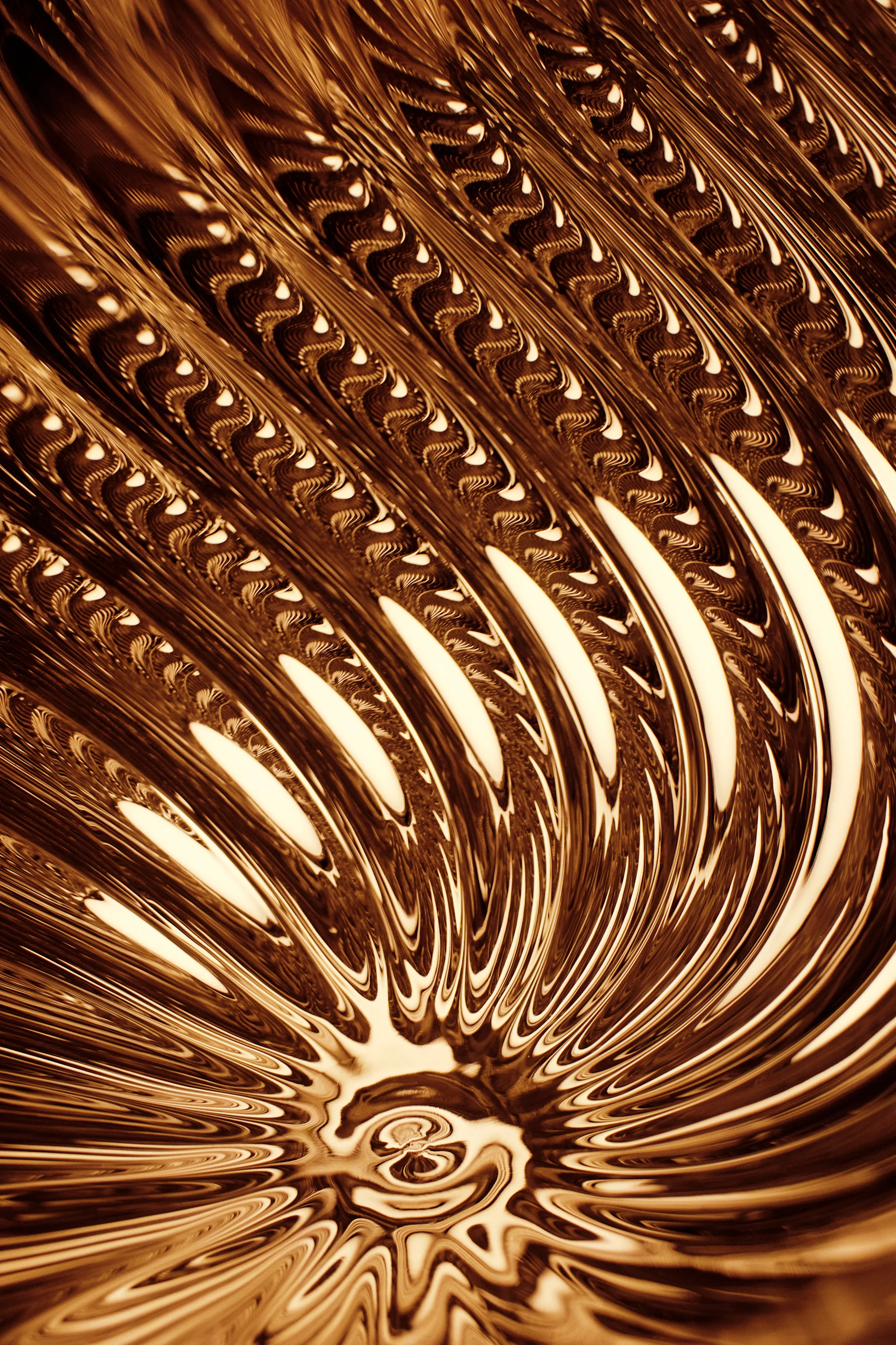 Patrones fluidos abstractos en bronce y crema reflectantes, con intrincadas texturas onduladas.