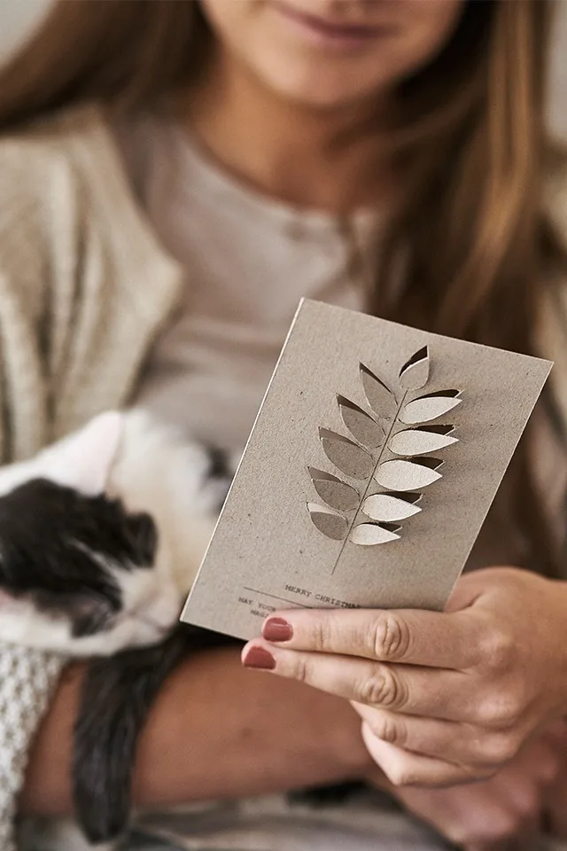 Crear su propia tarjeta navideña es un consejo de DIY lleno de ambiente navideño.