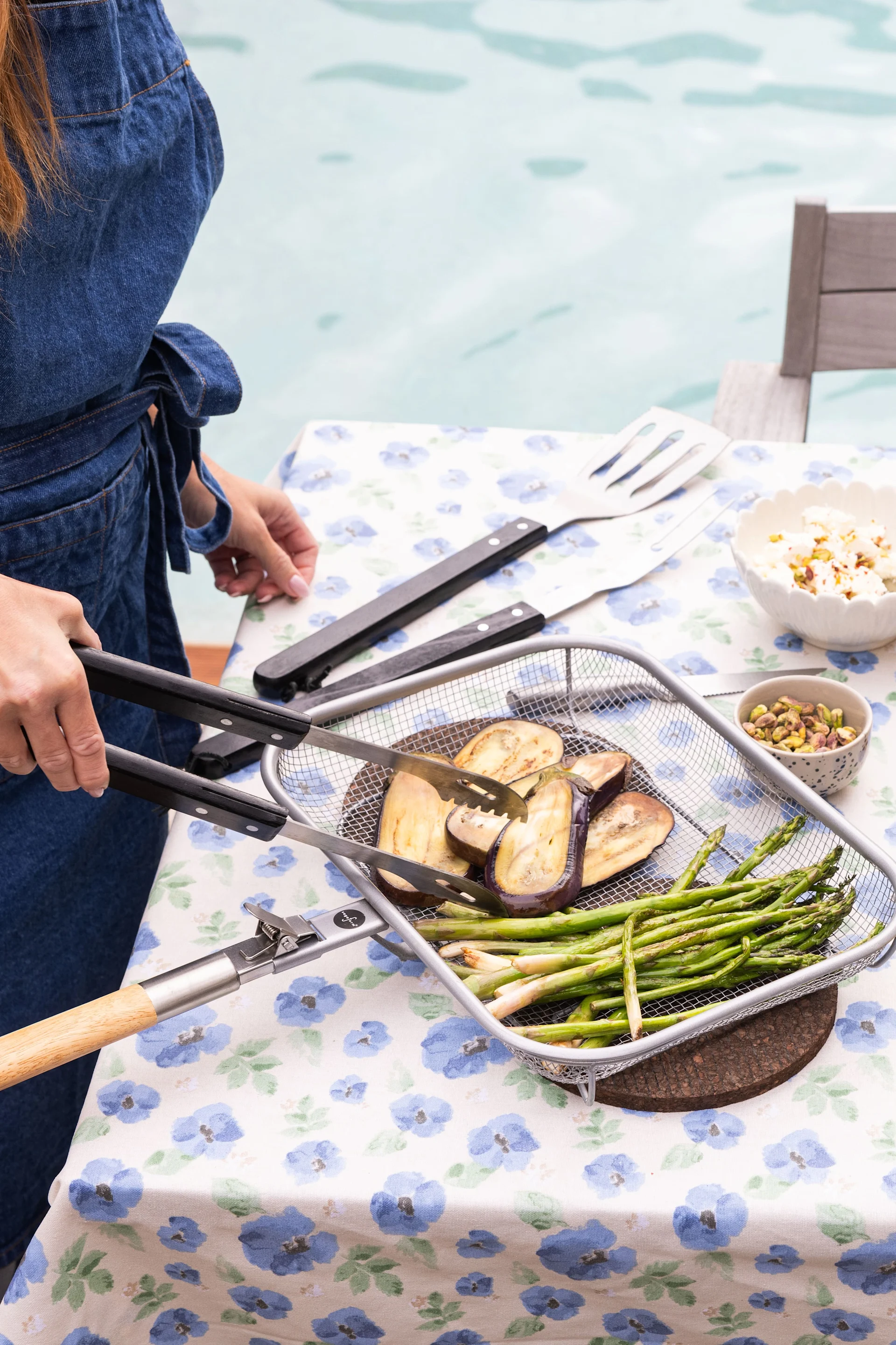 Las verduras a la parrilla son el plato perfecto para el verano, aquí están en la cesta de la barbacoa Sagaform en una mesa al aire libre.