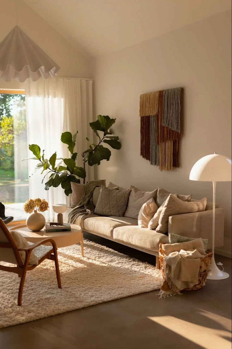 Decoración boho en un salón de estilo boho: la decoración de pared Tham de Tinted cuelga en el salón de @applaudden.