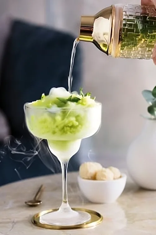 Diferentes tipos de copas de cóctel para diferentes tipos de bebidas, como la copa margarita de Villeroy & Boch, perfecta para cócteles helados o margaritas.