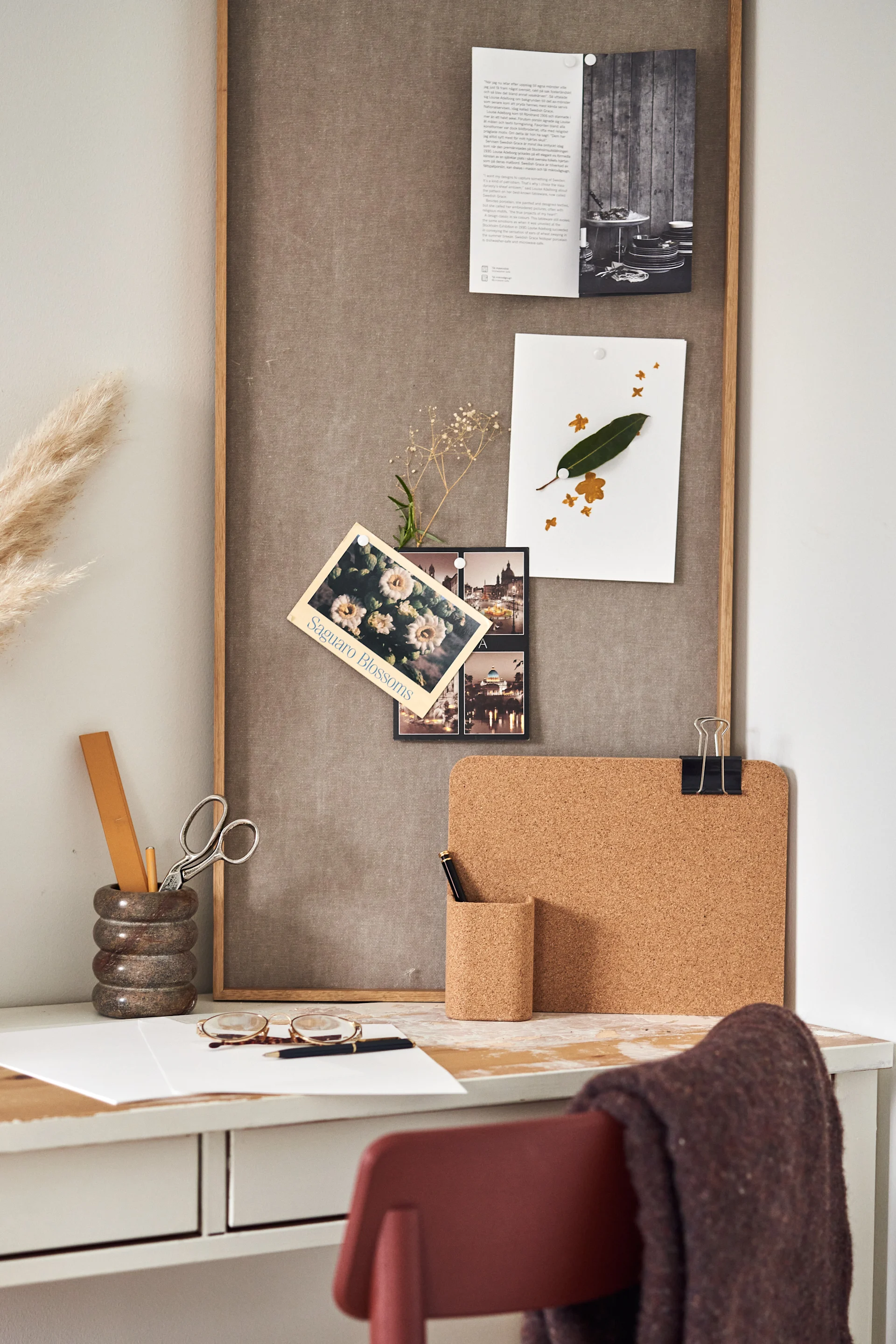 Regalo para el Día de San Valentín: aquí se muestra el tablero Scenery de Ferm Living sobre un escritorio.