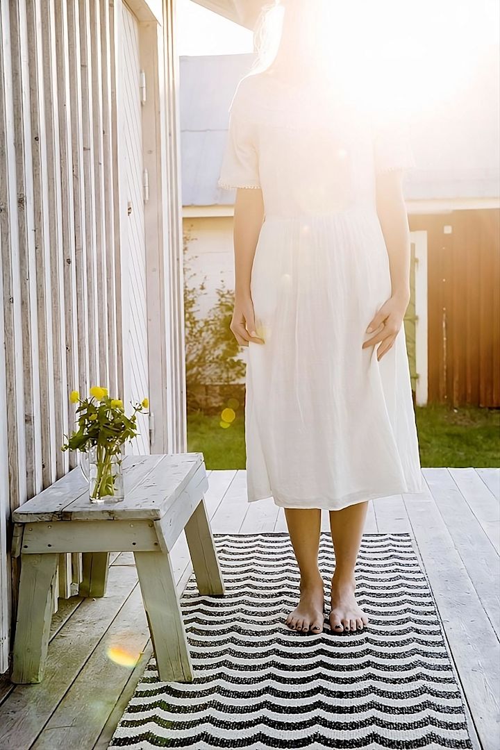 Alfombra de exterior: la alfombra Ocean de Brita Sweden, con motivos en blanco y negro, también es ideal para la terraza y atrae todas las miradas.