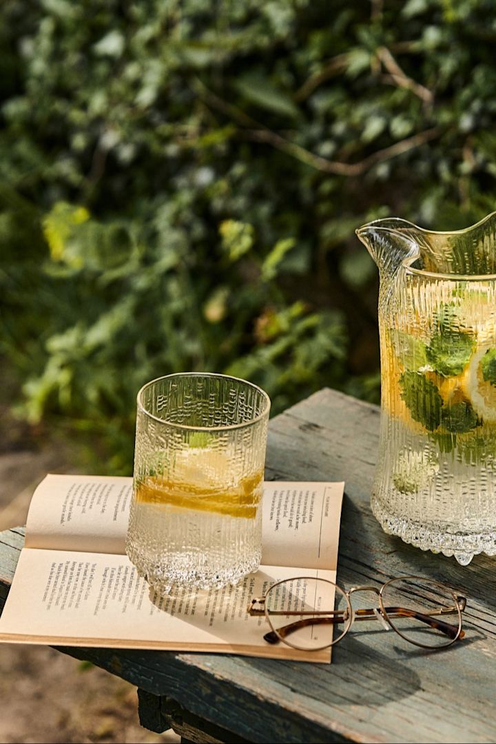 Summer Breeze es un cóctel sin alcohol con limón y menta, servido aquí en el jardín en un vaso alto Ultima Thule de Iittala.