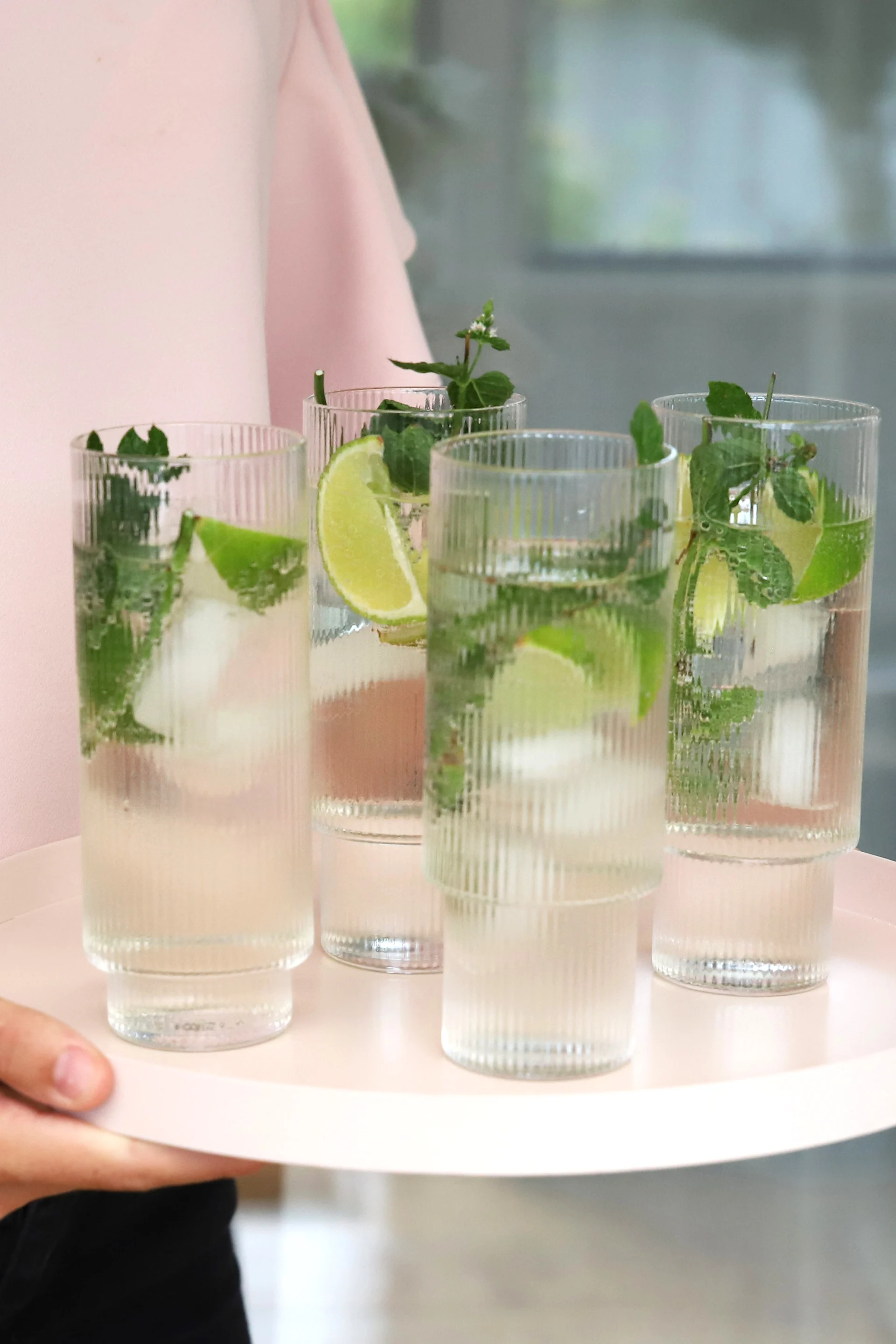 Aquí puedes ver los vasos largos Ripple de ferm LIVING, perfectos para tus mojitos refrescantes.