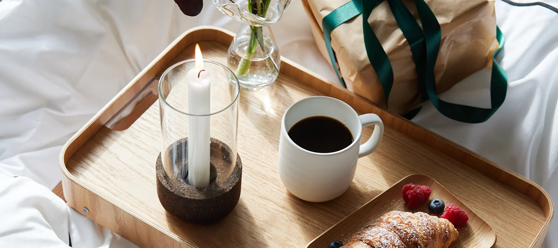 Una pareja compartiendo un postre y un cóctel de la copa Hay Italian Ice Cream y la copa Essence Cocktail el día de San Valentín.