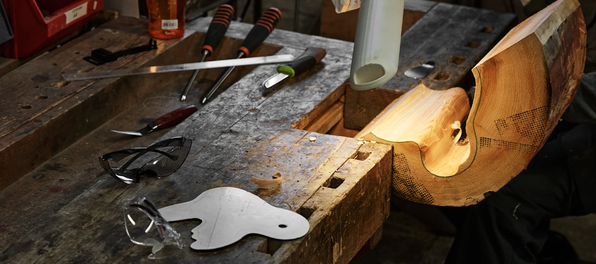 Fábrica de vidrio Iittala: se está formando un molde de madera de Alvar Aalto.