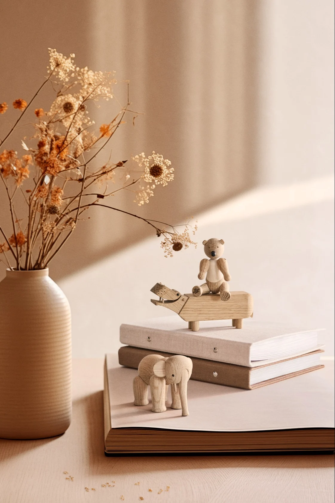 Aquí puedes ver tres koalas de diferentes tamaños de Spring Copenhagen sobre una mesa auxiliar.