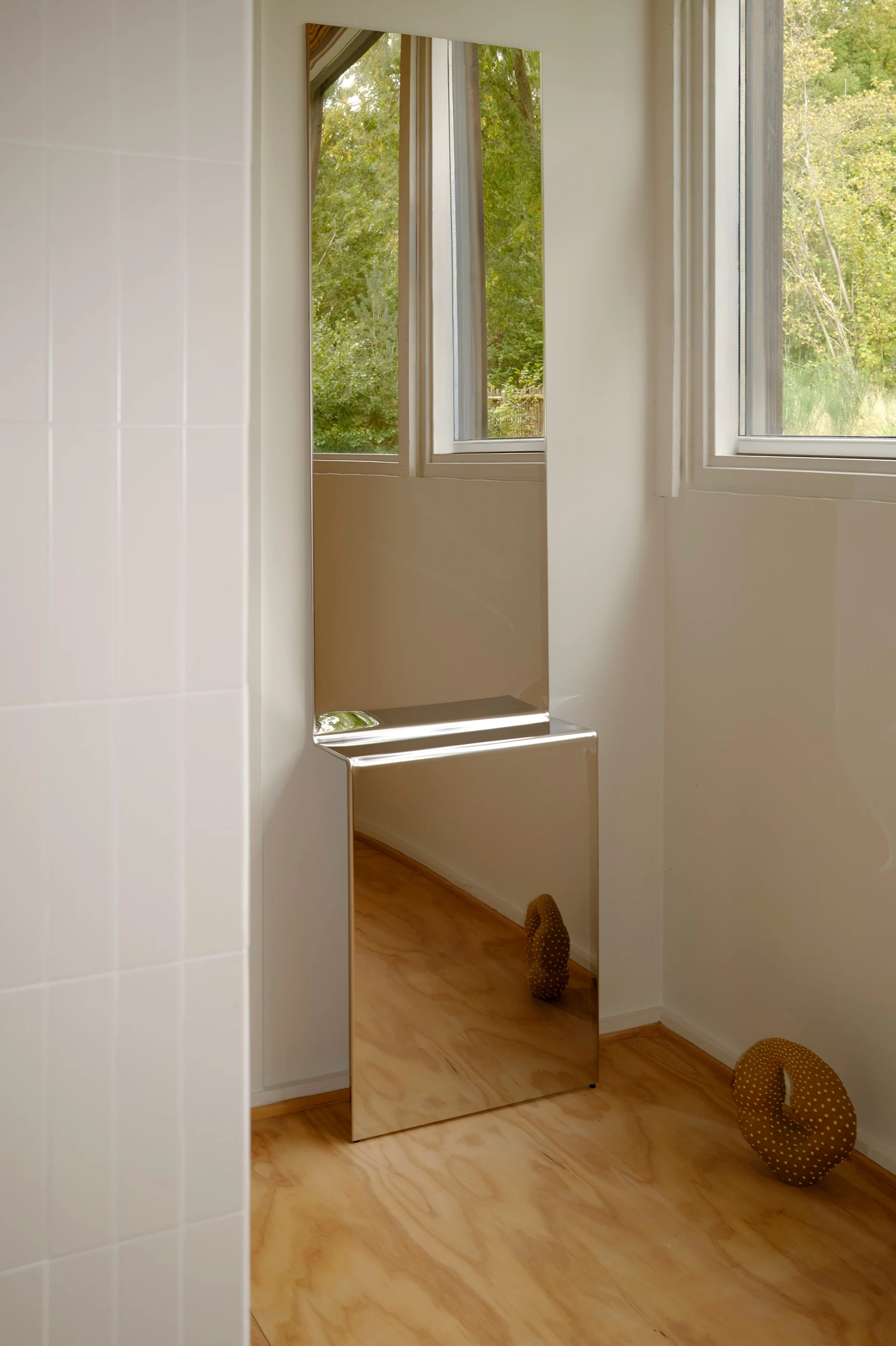 Espejo alto apilado en una habitación moderna. El espejo de pared Pleat de Muuto es perfecto para decorar paredes. 