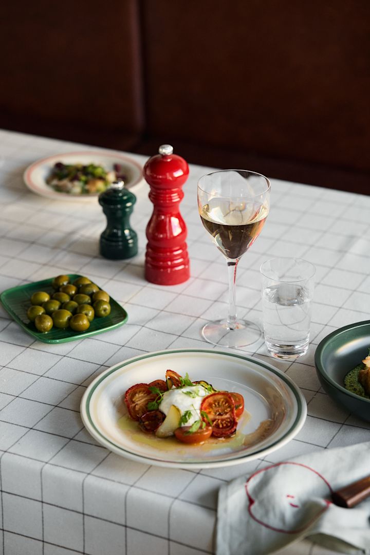 Un servicio de mesa colorido y elegante, perfecto para una celebración de Pascua o una fiesta de cumpleaños veraniega. 