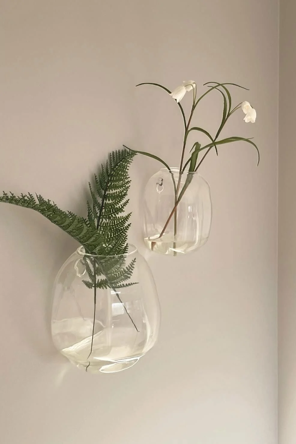 La decoración sencilla es crucial para el feng shui. Aquí, dos jarrones Pebble cuelgan de la pared en casa de @elisesinterior.