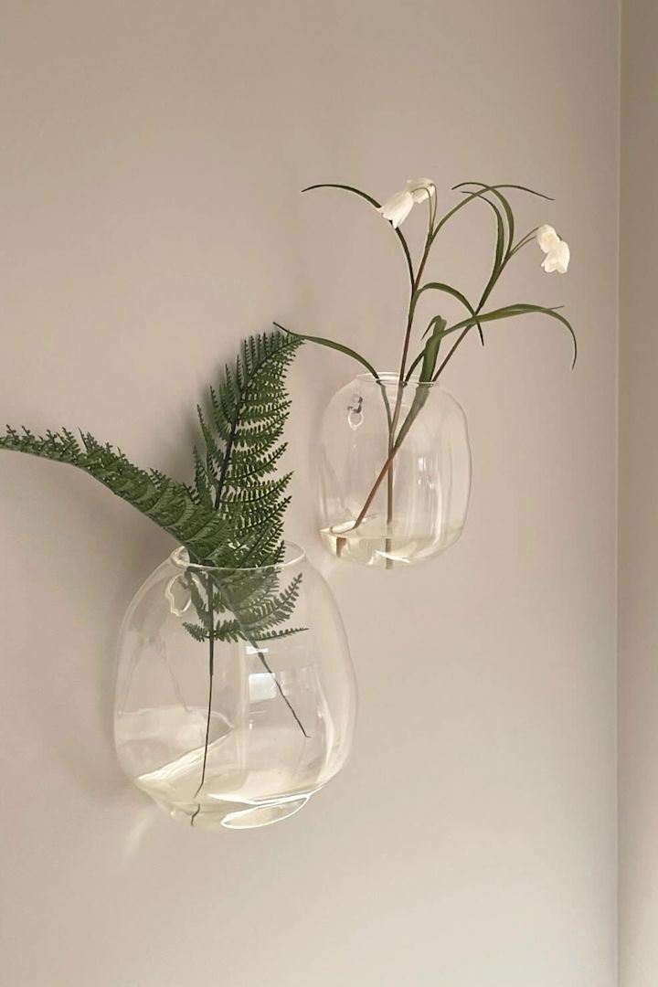 La decoración sencilla es crucial para el feng shui. Aquí, dos jarrones Pebble cuelgan de la pared en casa de @elisesinterior.
