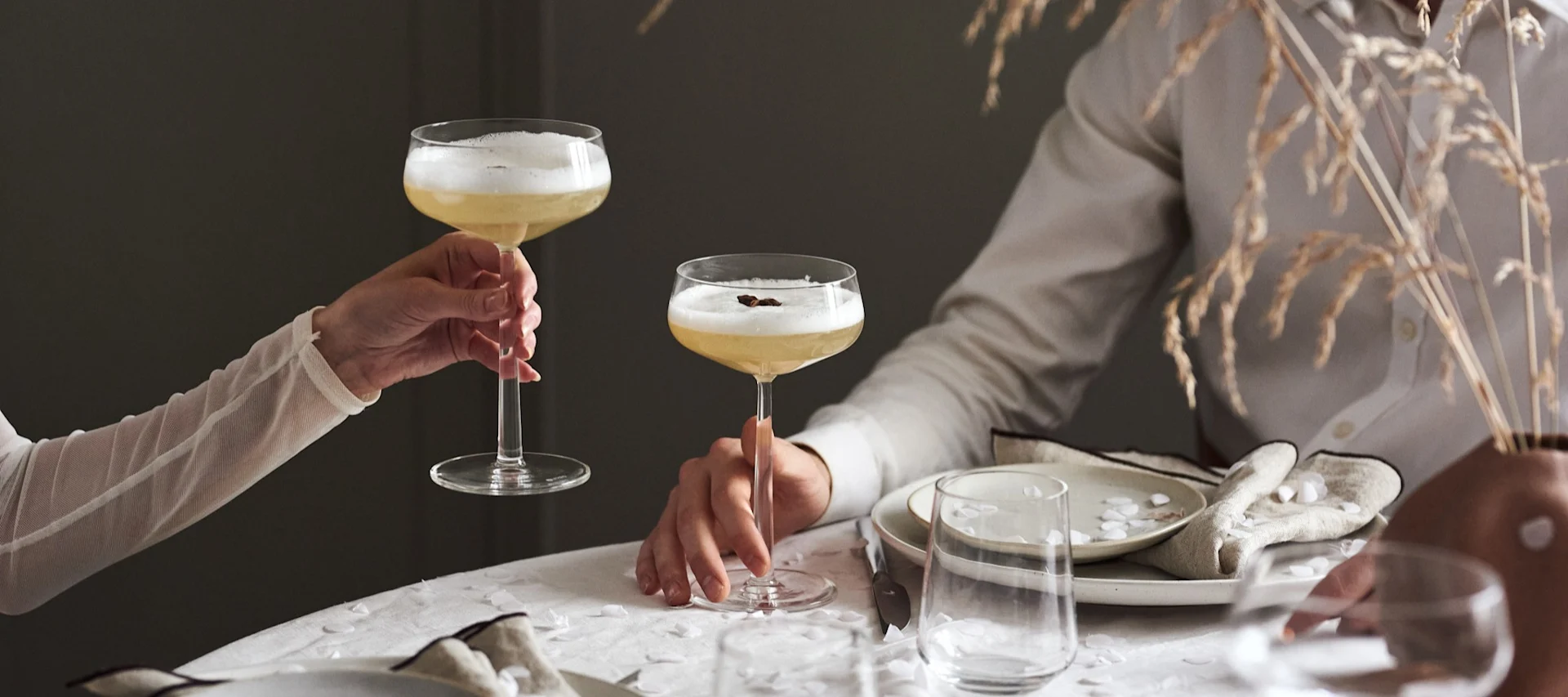 5 recetas de cócteles festivos para año nuevo - bebidas de flor de saúco en copa de cóctel Iittala Essence.