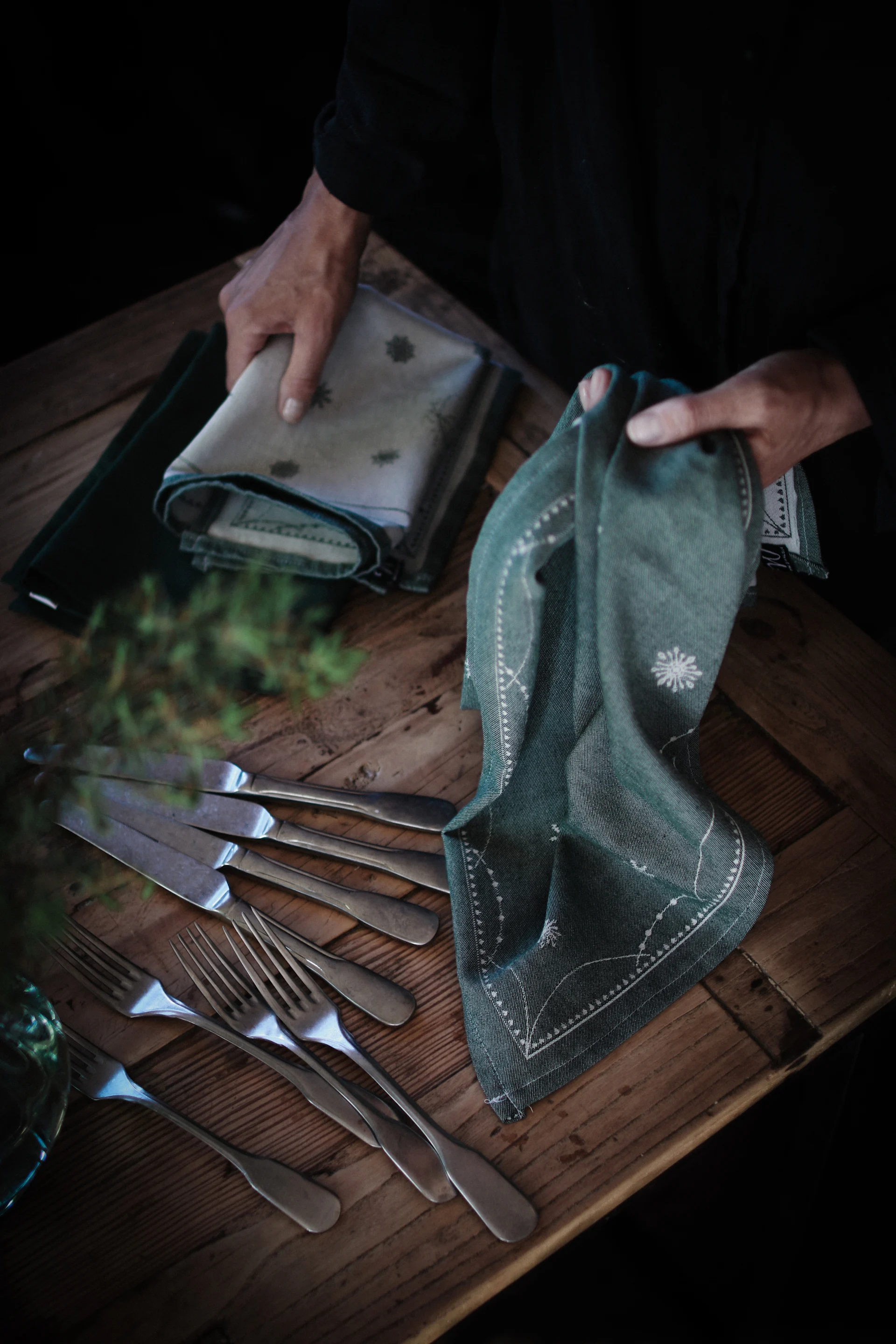 Una mesa con cubiertos y servilletas Julemorgen de Wik & Walsøe.