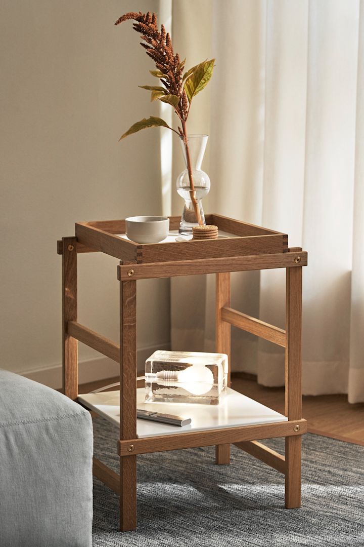 La mesa auxiliar Frame de Design House Stockholm con la famosa lámpara Block.