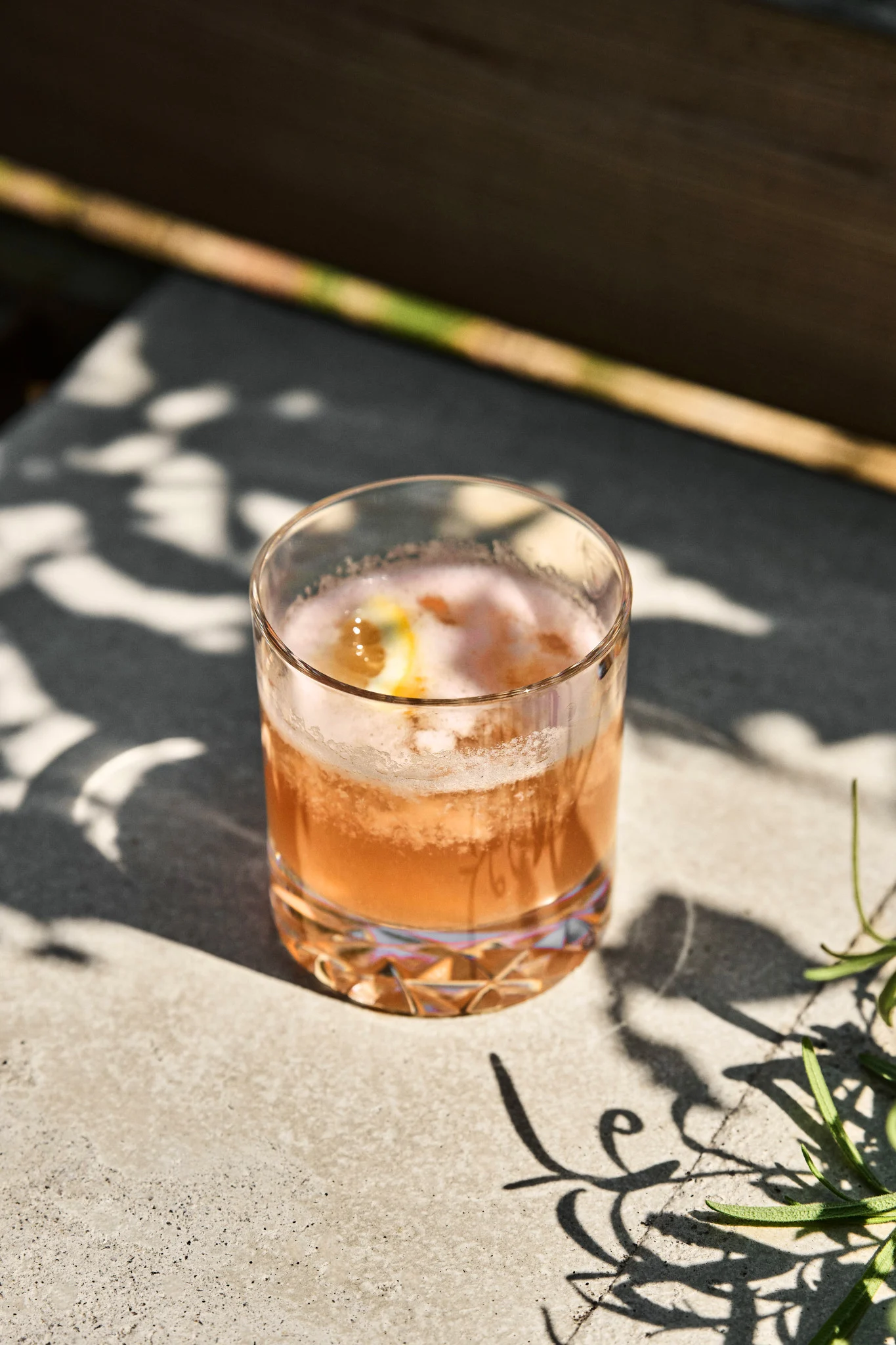 Prueba un cóctel sin alcohol poco habitual: el Peachy Herb Fizz, servido aquí en un vaso Carat Old Fashioned de Orrefors.