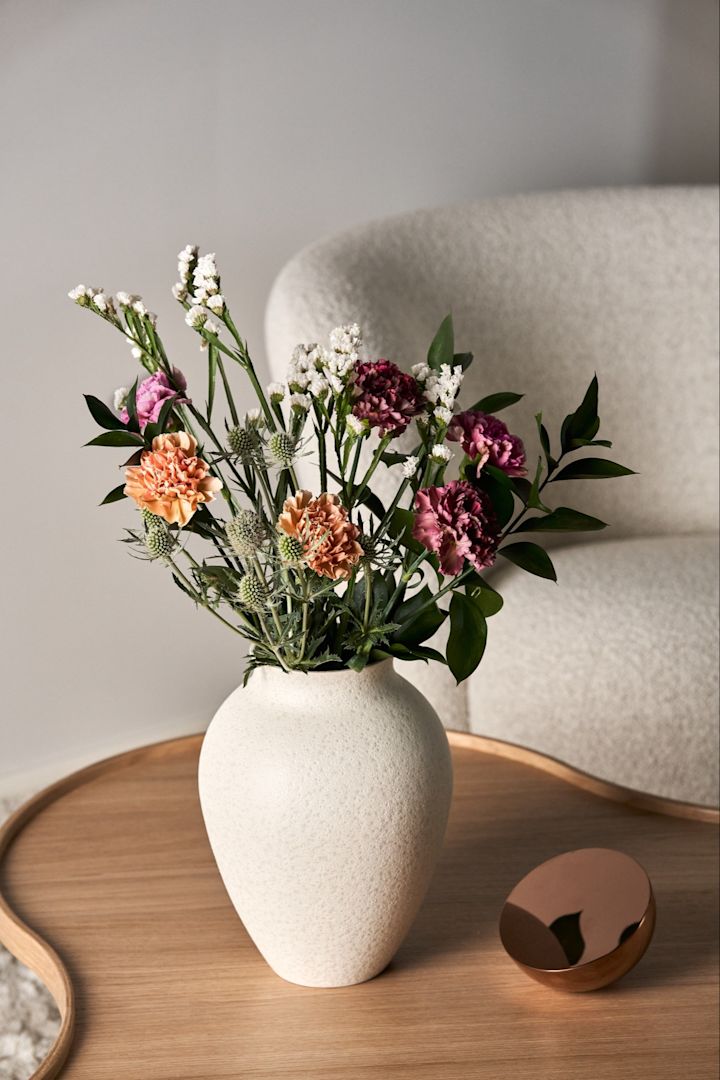 Un collage con jarrones altos para ramos de flores con tallos finos como lirios y amarilis.
