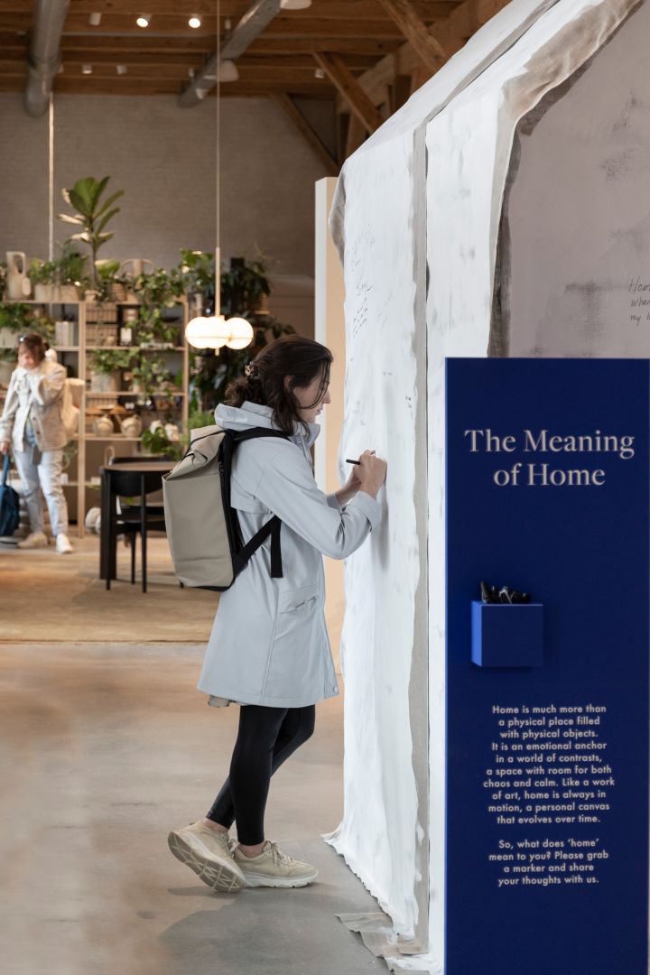 En la sala de exposiciones de Ferm Living en Copenhague, Dinamarca, los visitantes pueden escribir en una casita lo que significa para ellos un hogar.
