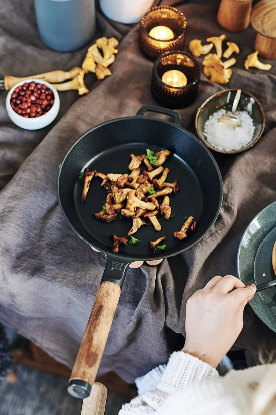 La sartén de hierro fundido Fiskars Norden resiste altas temperaturas y se utiliza aquí para freír setas.