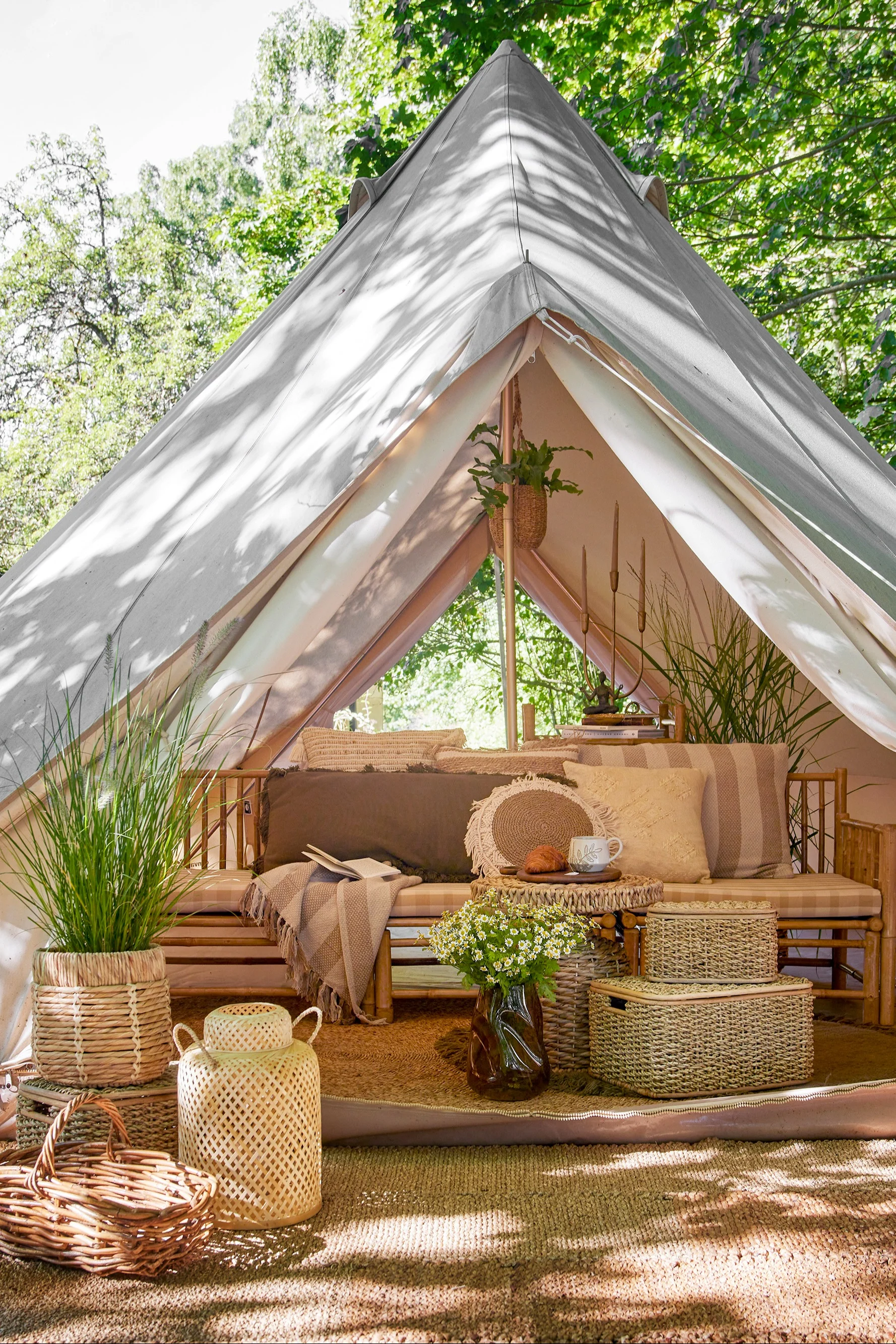 Aumenta el efecto acogedor de tu patio con farolillos y portavelas de exterior decorándolo en estilo boho y colgando el farolillo de yute Musu de Bloomingville, por ejemplo.