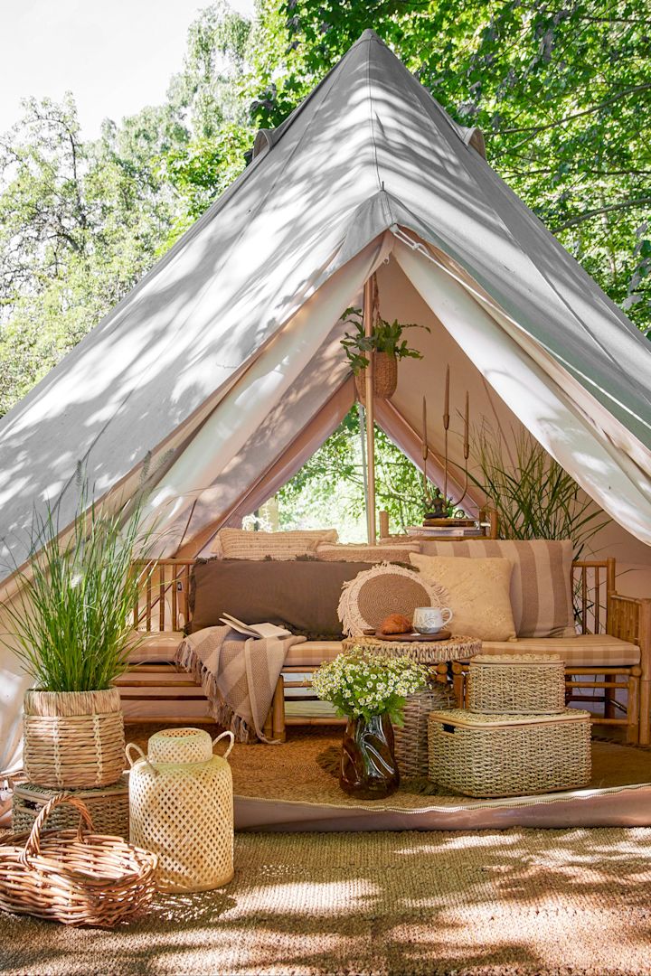 Aumenta el efecto acogedor de tu patio con farolillos y portavelas de exterior decorándolo en estilo boho y colgando el farolillo de yute Musu de Bloomingville, por ejemplo.