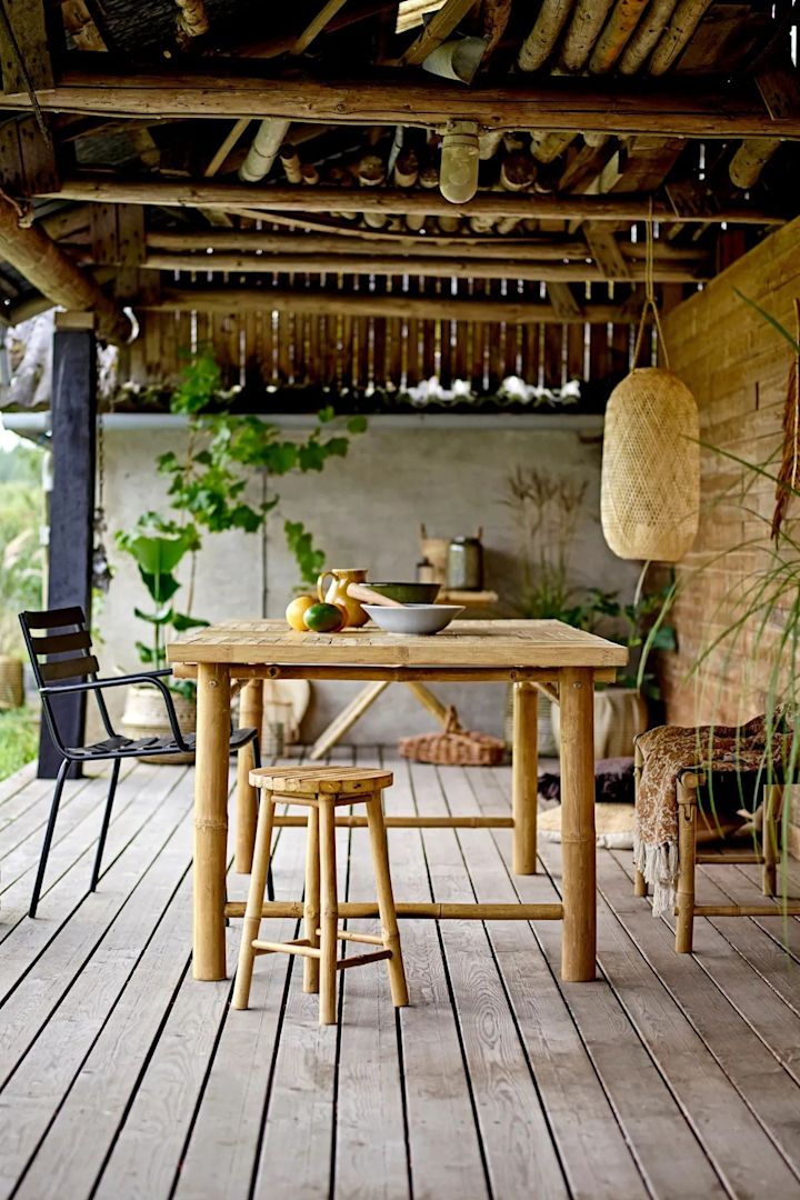 Aumenta el efecto acogedor de tu patio con farolillos y portavelas de exterior decorándolo en estilo boho y colgando el farolillo de yute Musu de Bloomingville, por ejemplo.
