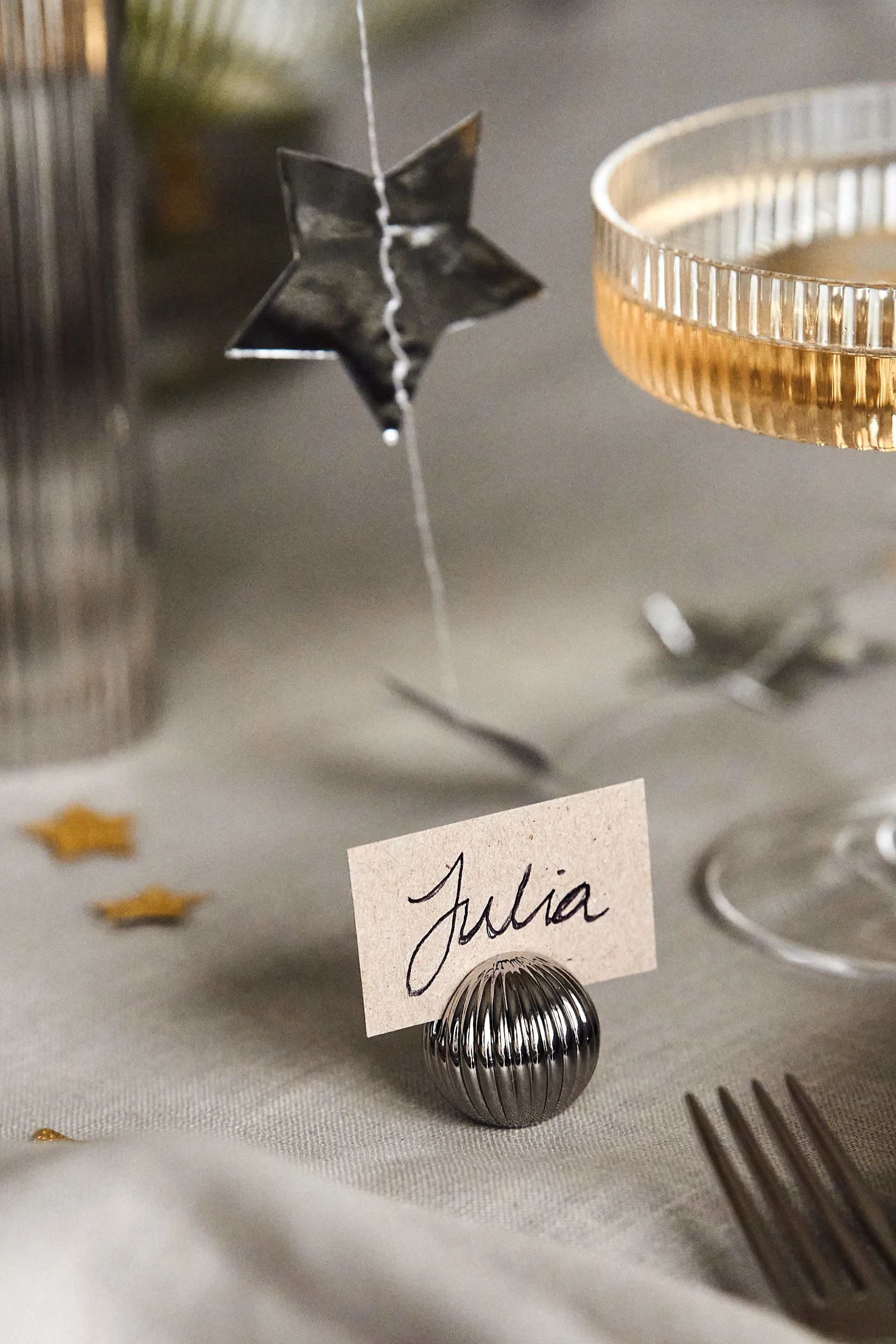 Ideas para fiestas de fin de año: utiliza tarjeteros como éste de Georg Jensen para que tus amigos y familiares sepan dónde sentarse esta Nochevieja.