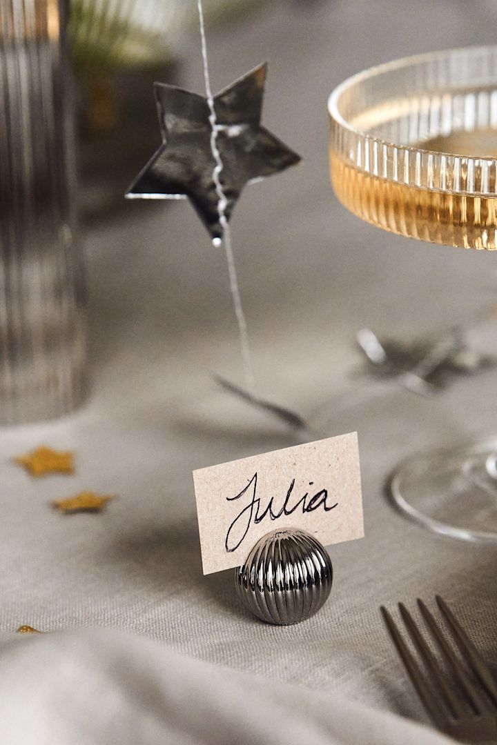 Ideas para fiestas de fin de año: utiliza tarjeteros como éste de Georg Jensen para que tus amigos y familiares sepan dónde sentarse esta Nochevieja.