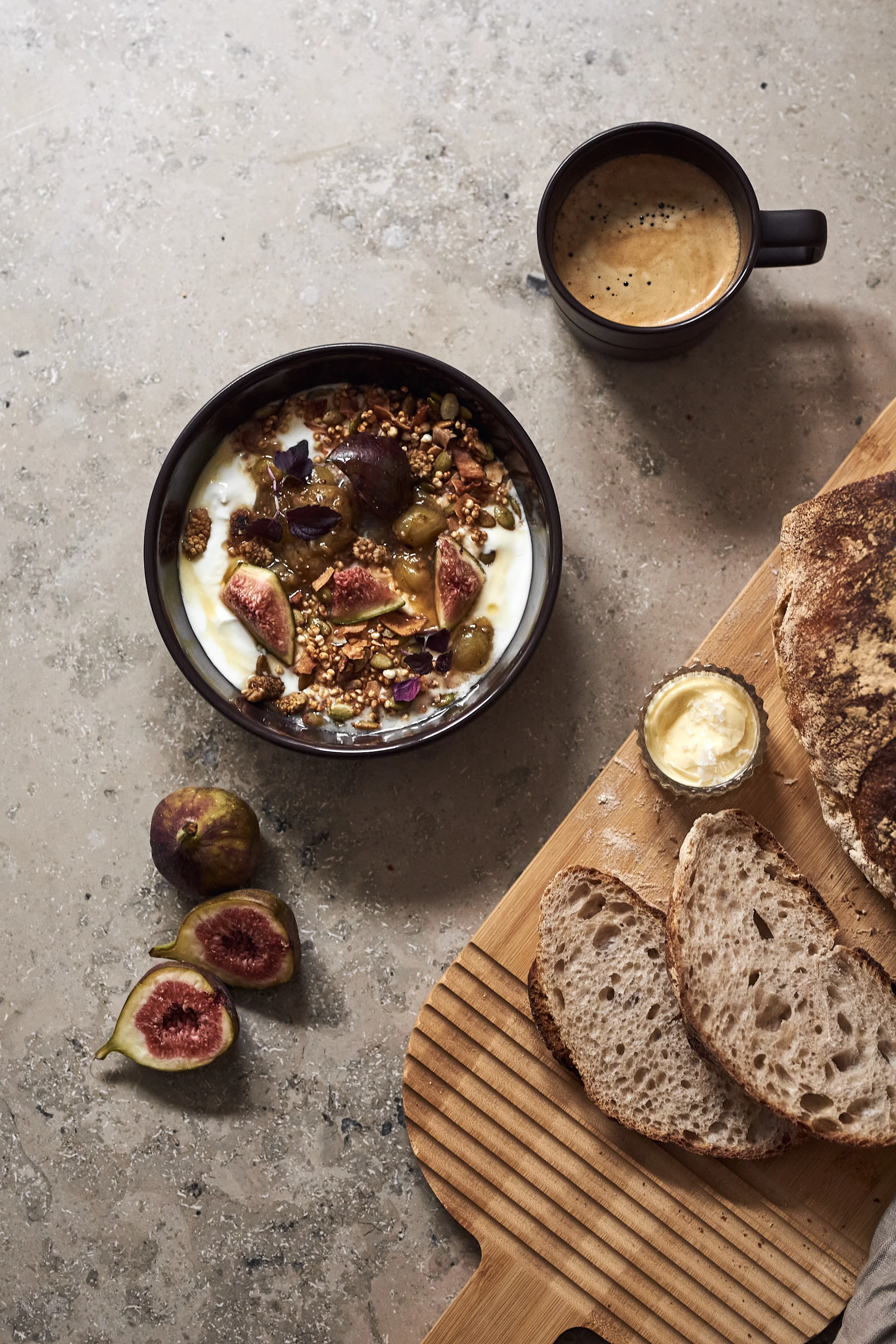 El cuenco NJRD Lines en marrón con muesli, pan de molde y una taza de café. 