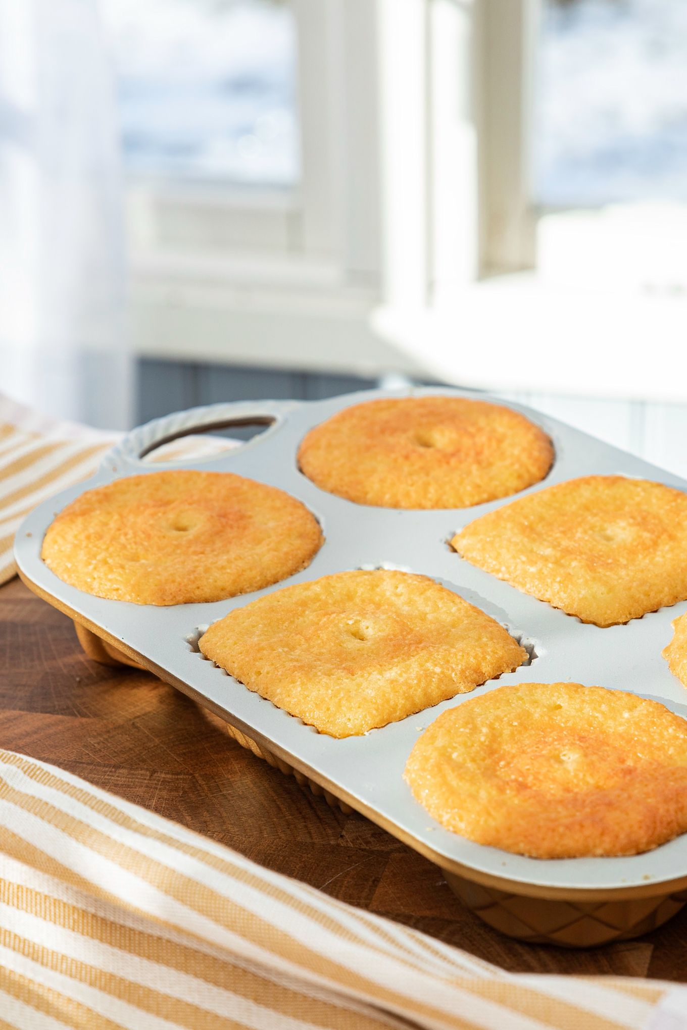 Hornea mini bizcochos dulces en un molde Geo bundtlette de Nordic Ware con la sencilla receta de bizcocho de Pascua de Baka med Frida. Aquí están completamente listos para salir del horno.
