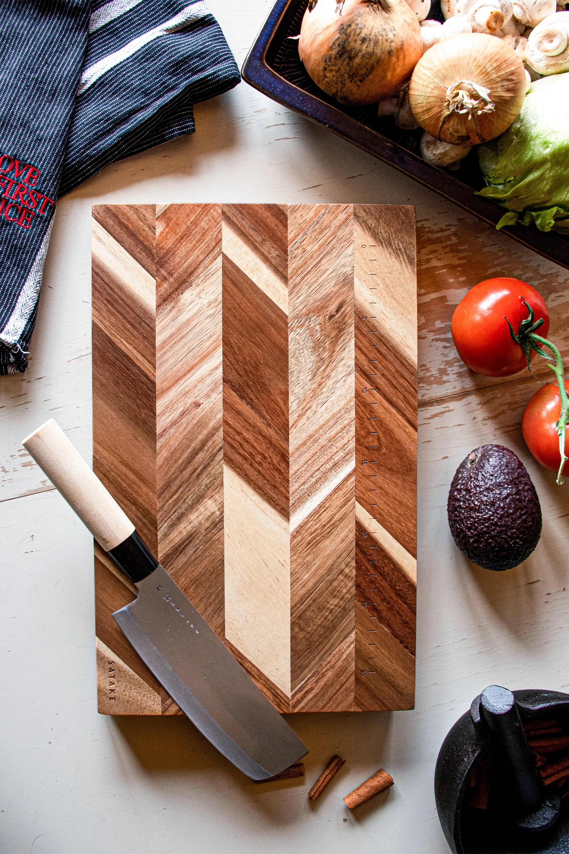 La tabla de cortar Norden de Fiskars ofrece espacio suficiente para todas las preparaciones en la cocina, por lo que es un gran regalo para el Día del Padre.