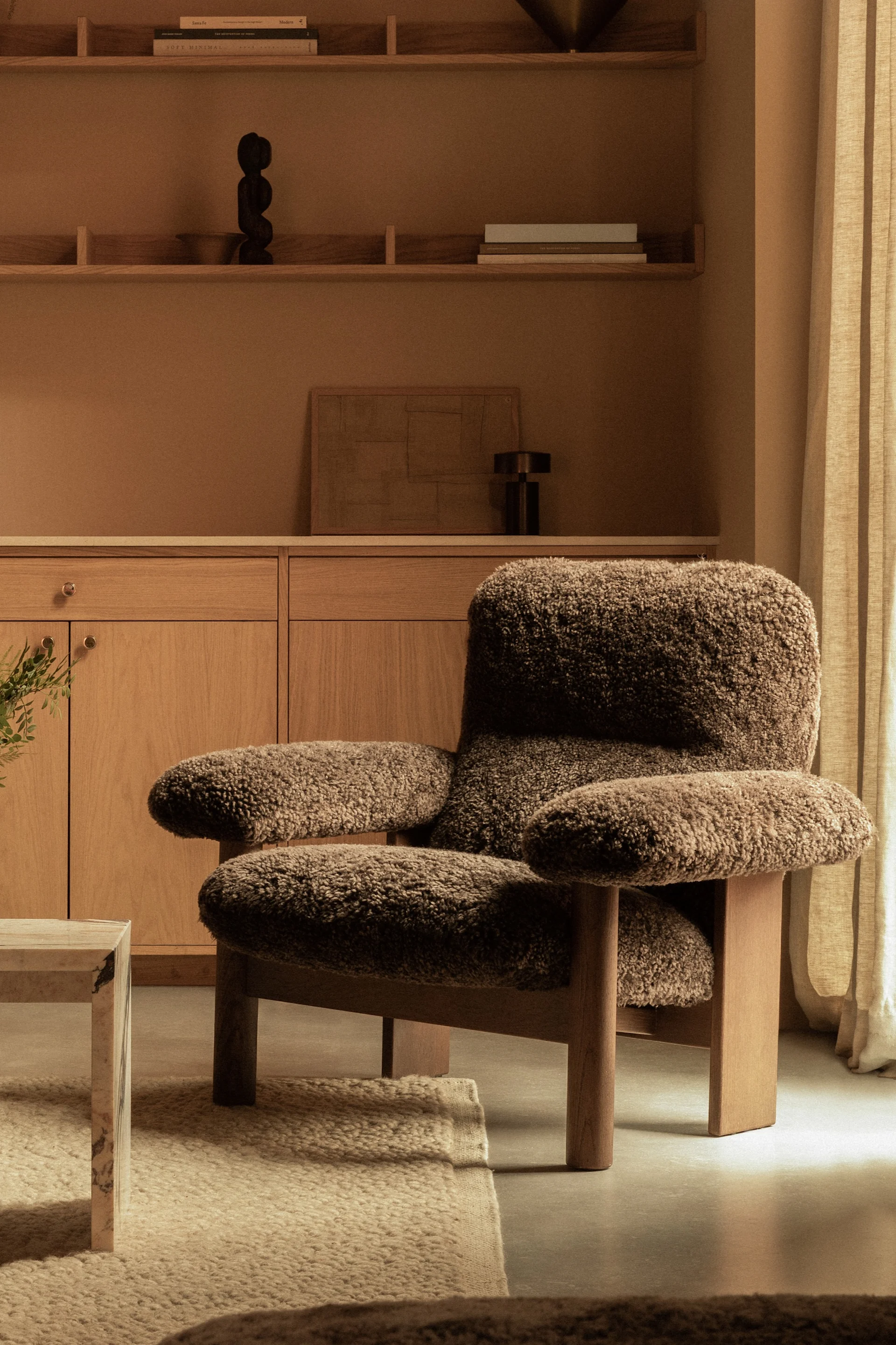 Los muebles chunky o robustos ocupan un lugar destacado en las tendencias escandinavas de interiorismo 2025 de este año: aquí, el sillón Brasilia de Audo Copenhagen, en piel de oveja marrón.