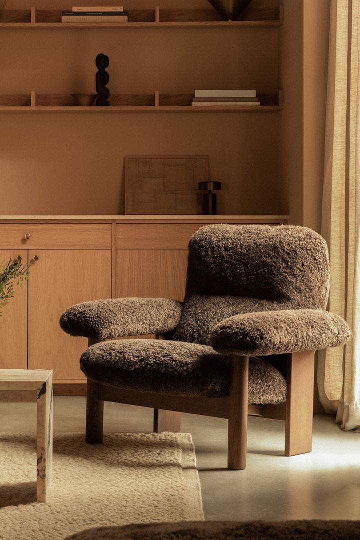 Los muebles chunky o robustos ocupan un lugar destacado en las tendencias escandinavas de interiorismo 2025 de este año: aquí, el sillón Brasilia de Audo Copenhagen, en piel de oveja marrón.