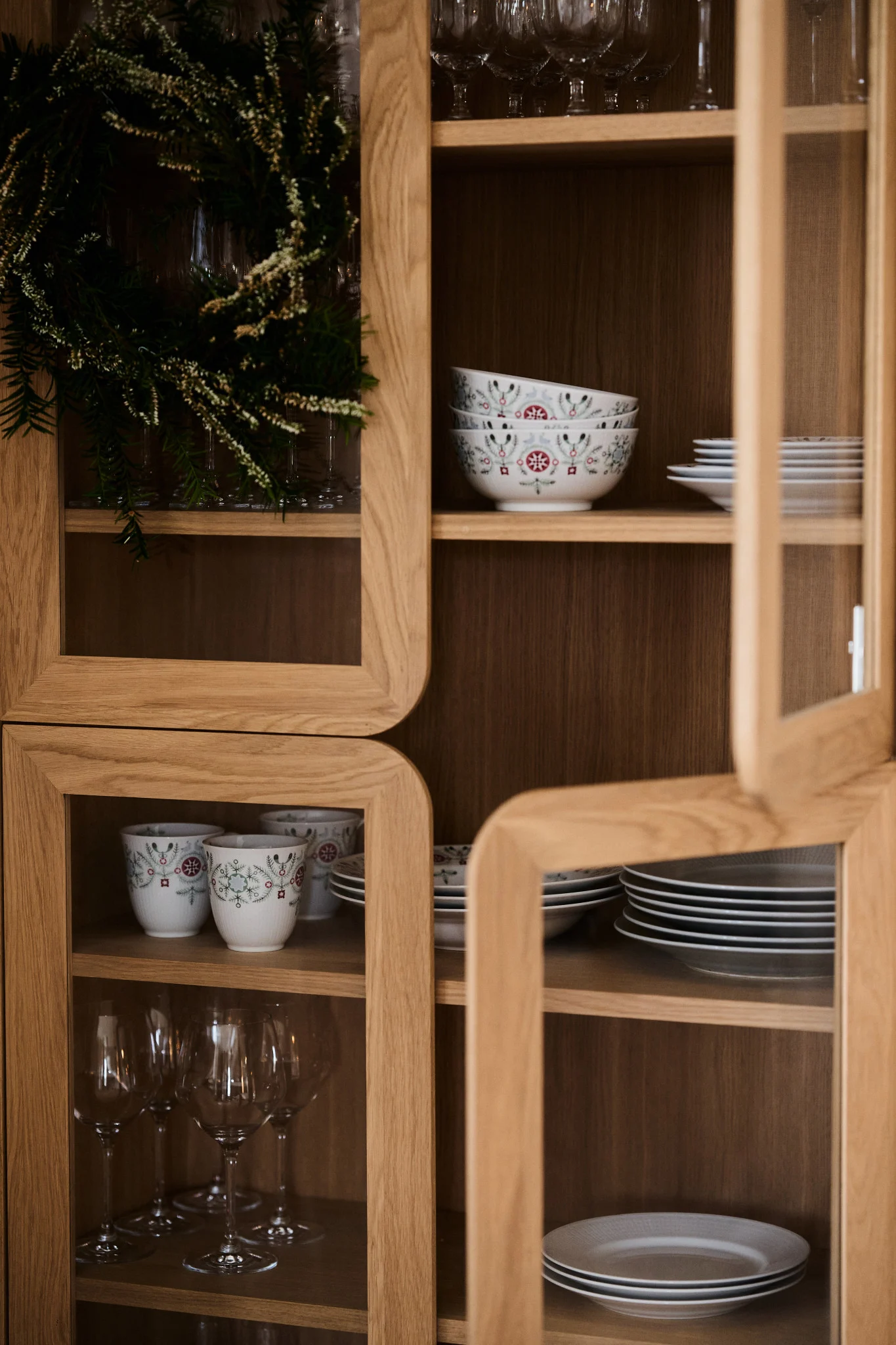 La vajilla navideña, como la de la colección Swedish Grace Winter de Rörstrand, es imprescindible para cualquier fiesta de Navidad. Aquí puede ver la vajilla expuesta en un aparador.