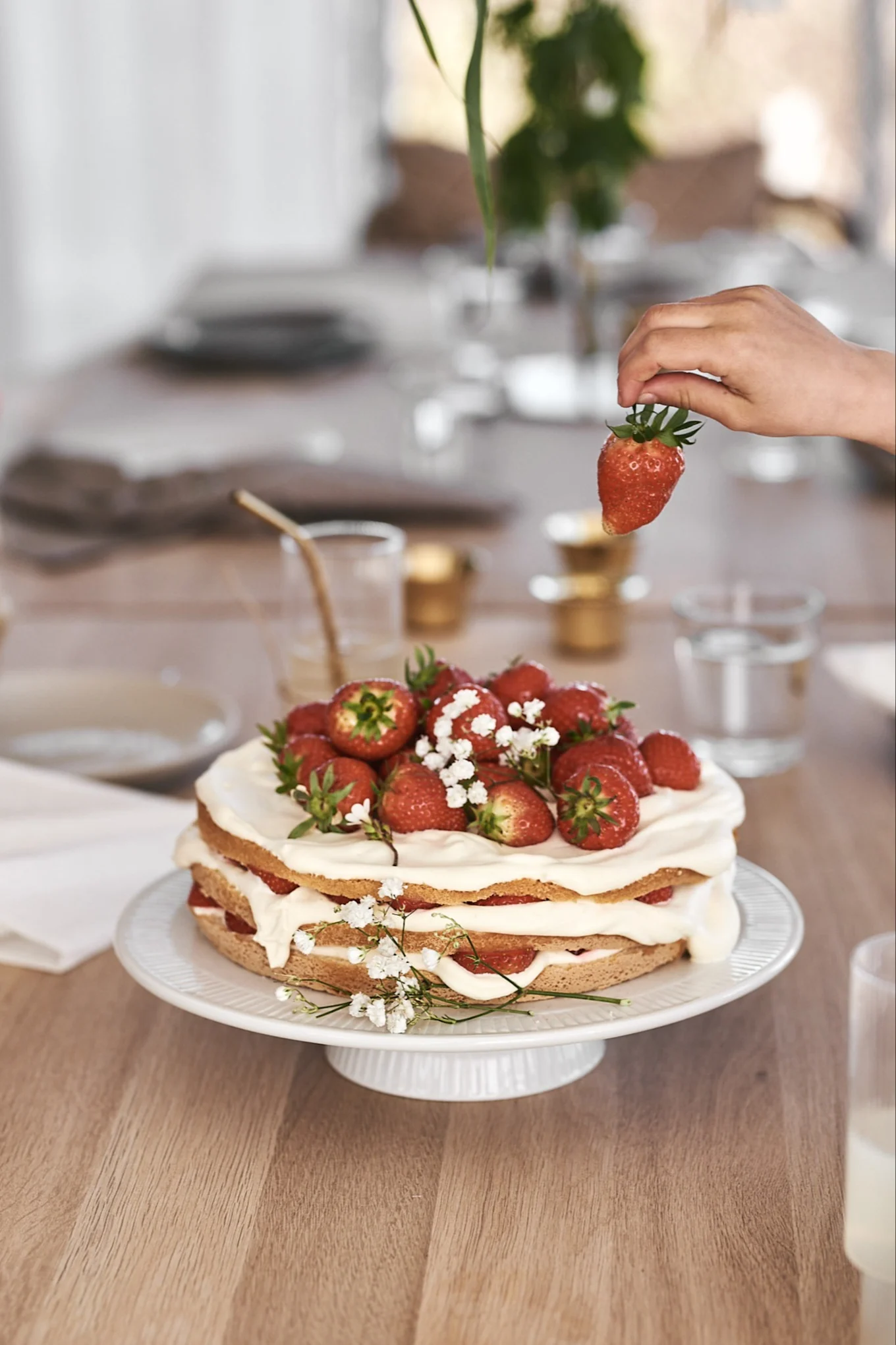 No hay fiesta de San Juan (o Midsommar en Suecia) sin fresas. Aquí tienes una tarta de fresas y nata en un plato blanco de Eva Solo.