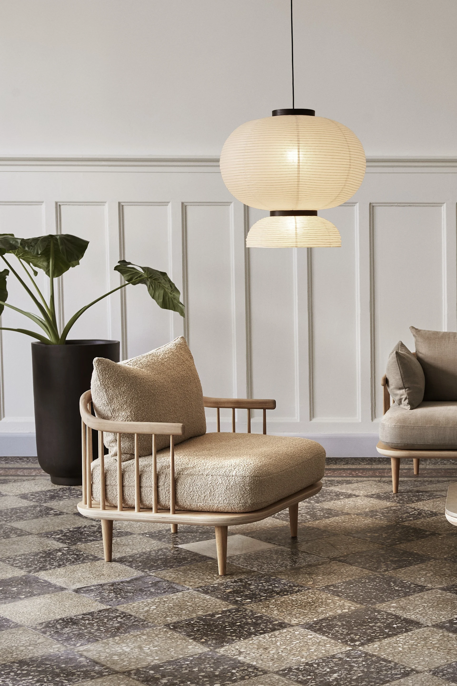 Lámpara de techo para el salón: la lámpara colgante Formakami de &Tradition, de estilo Japandi, está situada en un salón minimalista.