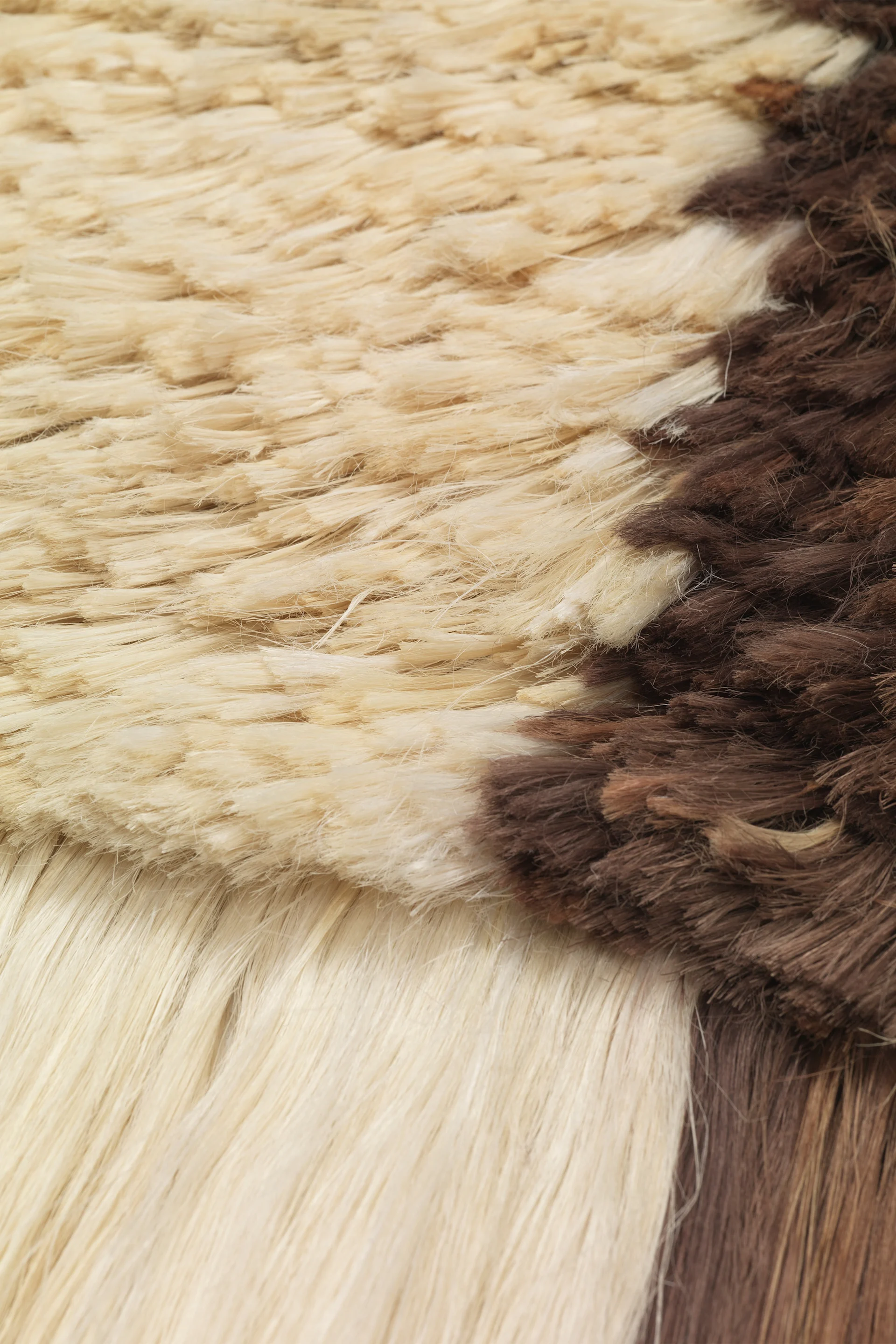 Imagen detallada de la alfombra Edge Wall Rug de Ferm Living que muestra el tejido de cerca, ideal para decorar paredes. 