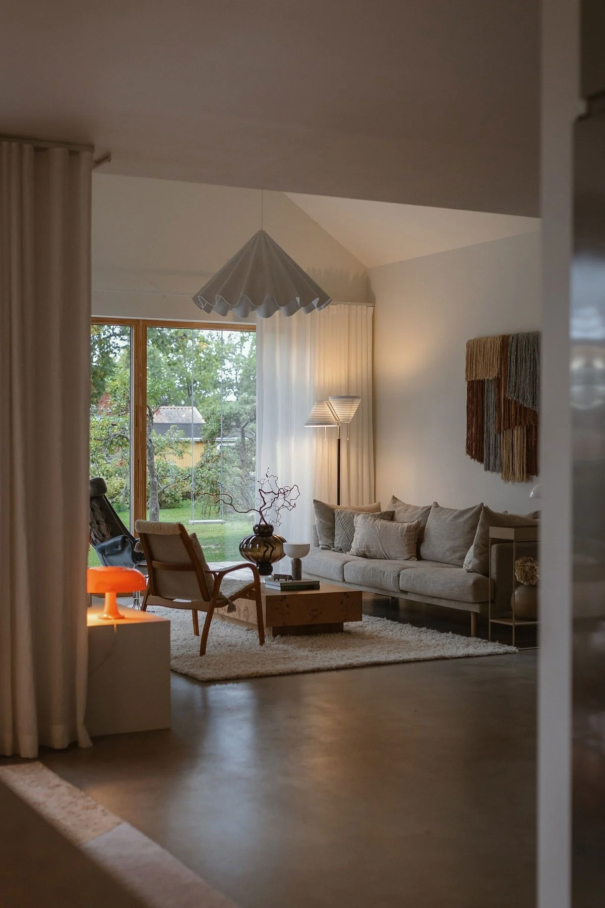 En el salón de Applaudden, una lámpara naranja ilumina el espacio, reflejando las tendencias de decoración de 2026.