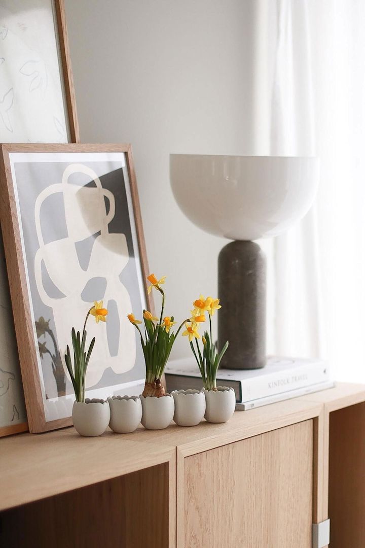 La decoración de Pascua Easter Line, adornada con flores, está sobre una cómoda en el hogar de @picsbyellen