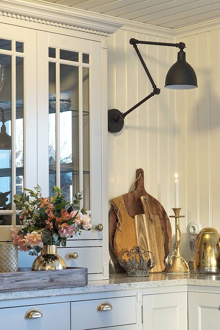 Una lámpara de pared también puede ser práctica para iluminar tu cocina, ya que a menudo ofrece una mejor orientación. Aquí puedes ver la lámpara de pared Bazar de By Rydéns en la cocina de @annalenaslantliv.