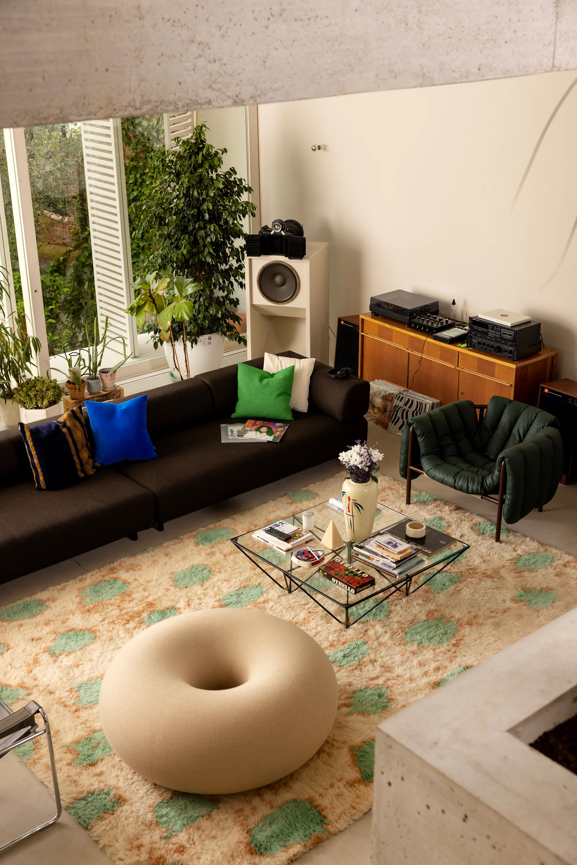 Un sillón tipo lounge con forma de bañera en un espacio minimalista, que refleja las tendencias de decoración de 2026.