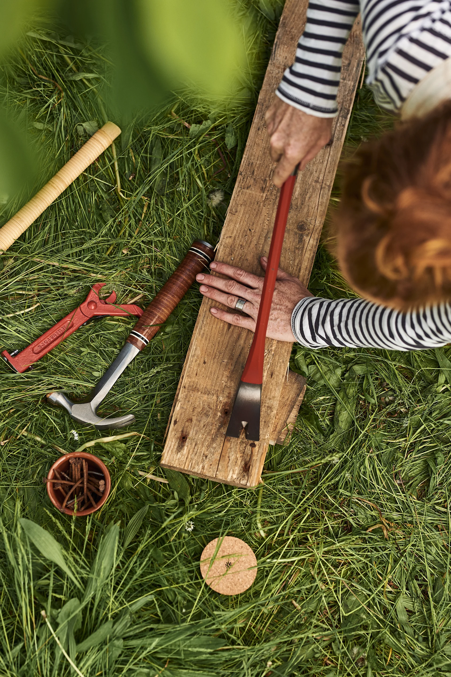 Construye esta sencilla cocina de exterior DIY utilizando palets europeos y unas pocas herramientas básicas.