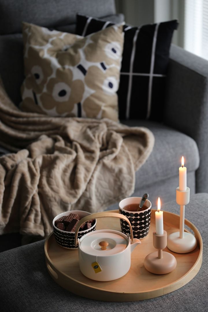 Lagom: saborea el momento, por ejemplo en el sofá con una taza de té y velas como @kotolampi.